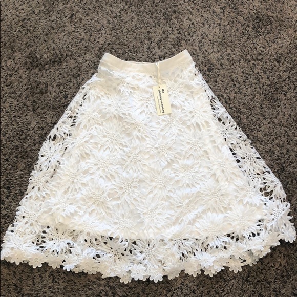 Eyelet off white skirt - Picture 3 of 4